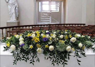elhom-begravelse-vinter-paaskeliljer-hvide-roser-1-blomster9